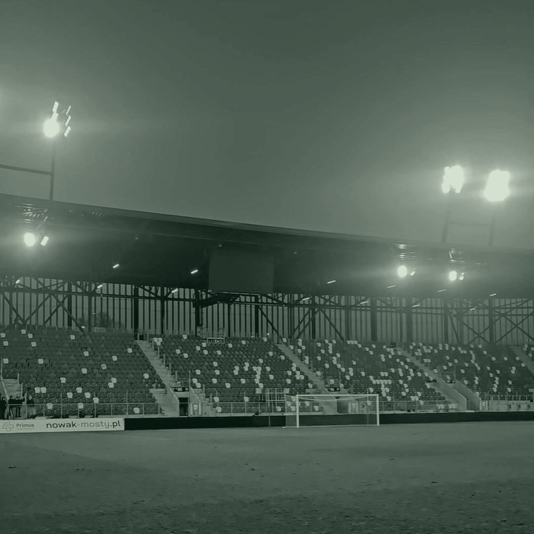 Estadio vacío con niebla y focos encendidos